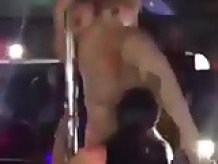 Latina stripper obtiene su coño comido en el escenario