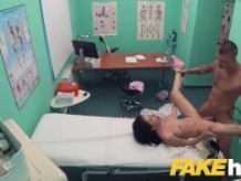 Fake Hospital Tatuado hottie squirts y orgasmos mientras follando polla checa