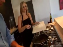 Se folla a la mujer mientras cocina