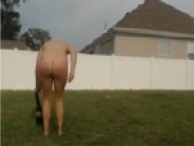 Grabo a mi novia desnuda en el jardín trasero