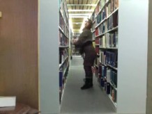 Pelirroja tetona amateur en la biblioteca