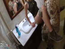 Amateur puta esposa follar en un baño para una fiesta de swingers
