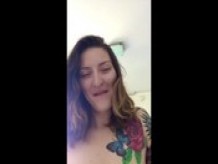 Mujer tatuada se masturba para su amante