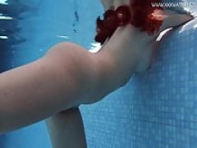 Diana Rius con tetas calientes toca su cuerpo bajo el agua.