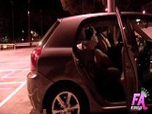 Dos tíos follan al aire libre a una joven adolescente en un aparcamiento