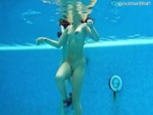 Adolescente española y rusa caliente en la piscina desnuda
