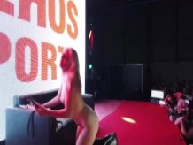 Desnudándose para follar en el escenario en Portugal