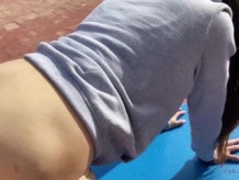Estudiante Erasmus española en forma con pantalones de yoga follada en la azotea después de un buen entrenamiento