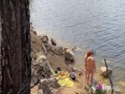 ¡Nena pelirroja desnuda seduce a un tipo desnudo al aire libre y se lo folla para nuestras cámaras!