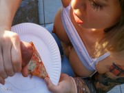 Fantasía porno de comida salvaje. Comiendo mi pizza con cobertura de semen. WetKelly