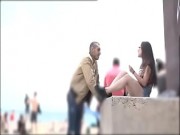 Demuestra que puede ligar con cualquier chica en la playa de Barcelona