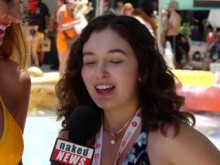Entrevistas de estrellas porno y exhibición pública en XBiz en South Beach Miami por el reportero de Naked News