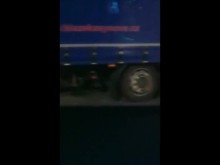 MILF cachonda en el estacionamiento de camiones donde los camioneros se la masturban