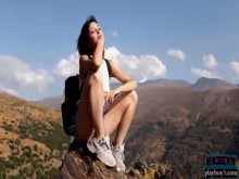 La modelo española de tetas pequeñas Sophia Sohnel se desnuda al aire libre en las montañas