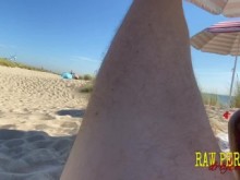 Sexo en público en una playa nudista con voyeurs