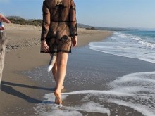 Mujer sexy en la playa recibe un plug anal de cola de zorra en su culo - plug anal público al aire libre