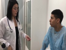 Doctora con culo enorme ayuda a su paciente con su problema de erección - en español