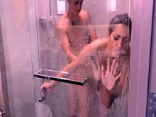 La MILF tetona Valentina Bellucci es follada en la ducha y en el dormitorio